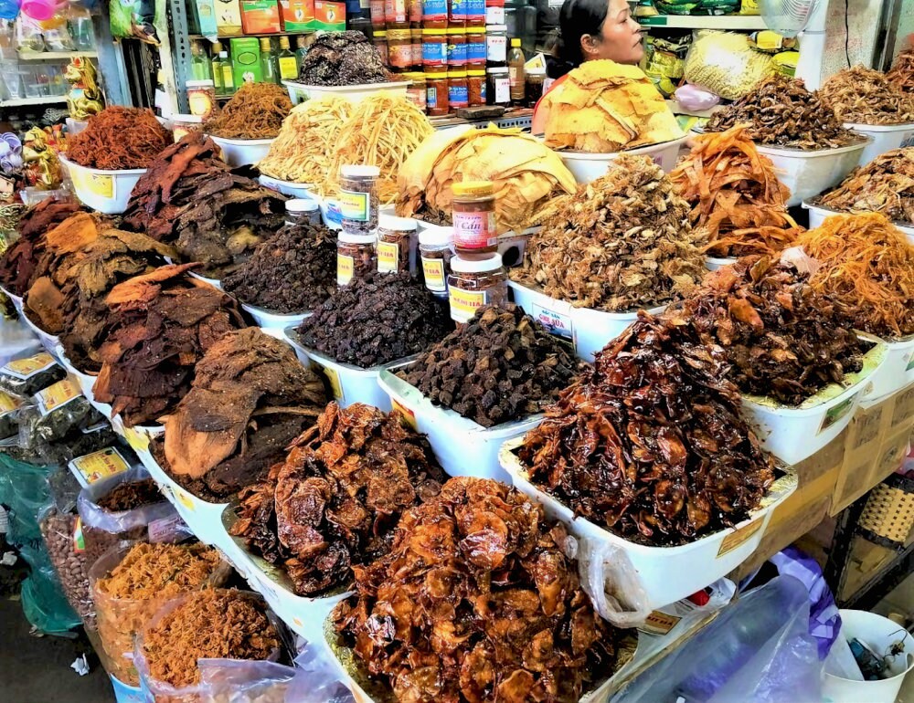 Mực rim me là món ăn vặt hấp dẫn được nhiều du khách lựa chọn mua về làm quà tặng cho người thân